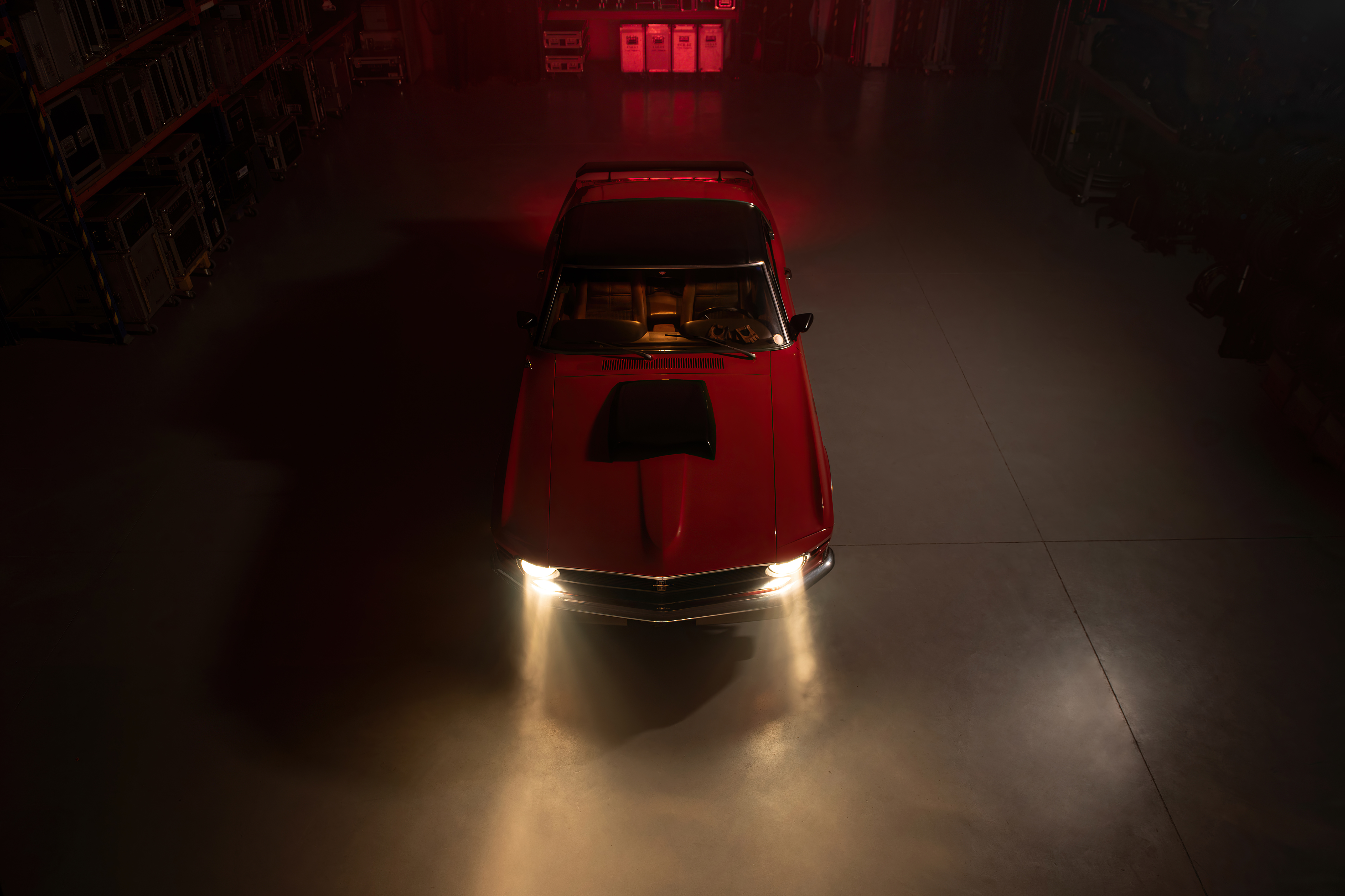 Ford Mustang красного цвета в пыльном помещении