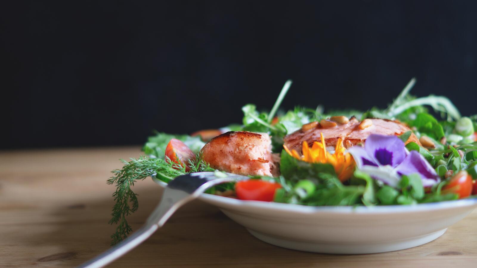 Бесплатное фото Тарелка с диетическим салатом на завтрак