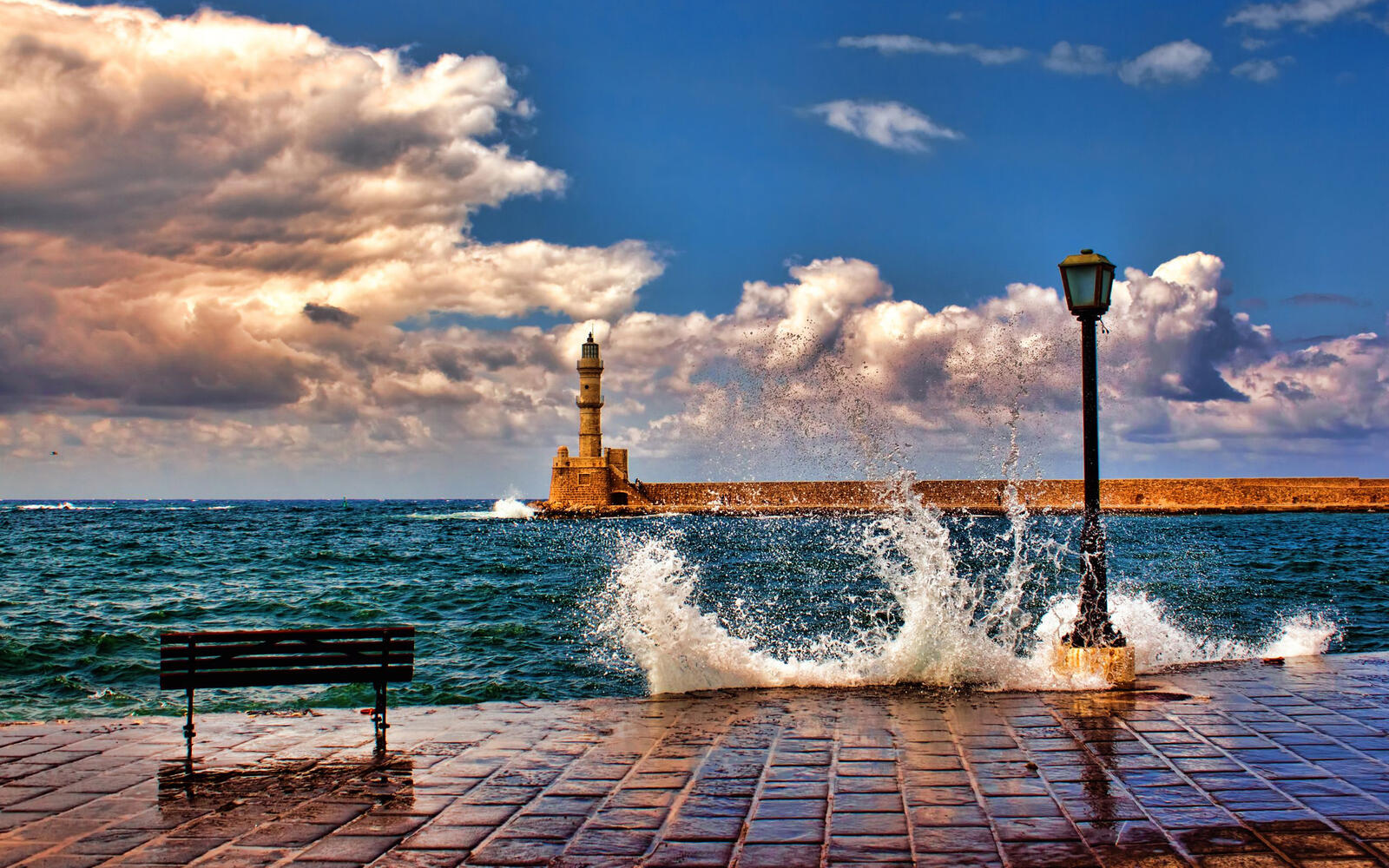 Бесплатное фото Тротуар на берегу моря с видом на маяк