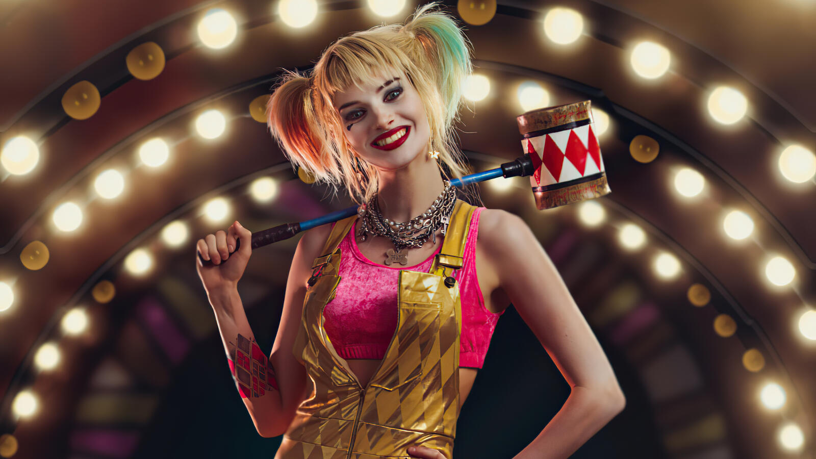 Free photo Smiling Harley Quinn with a sledgehammer
