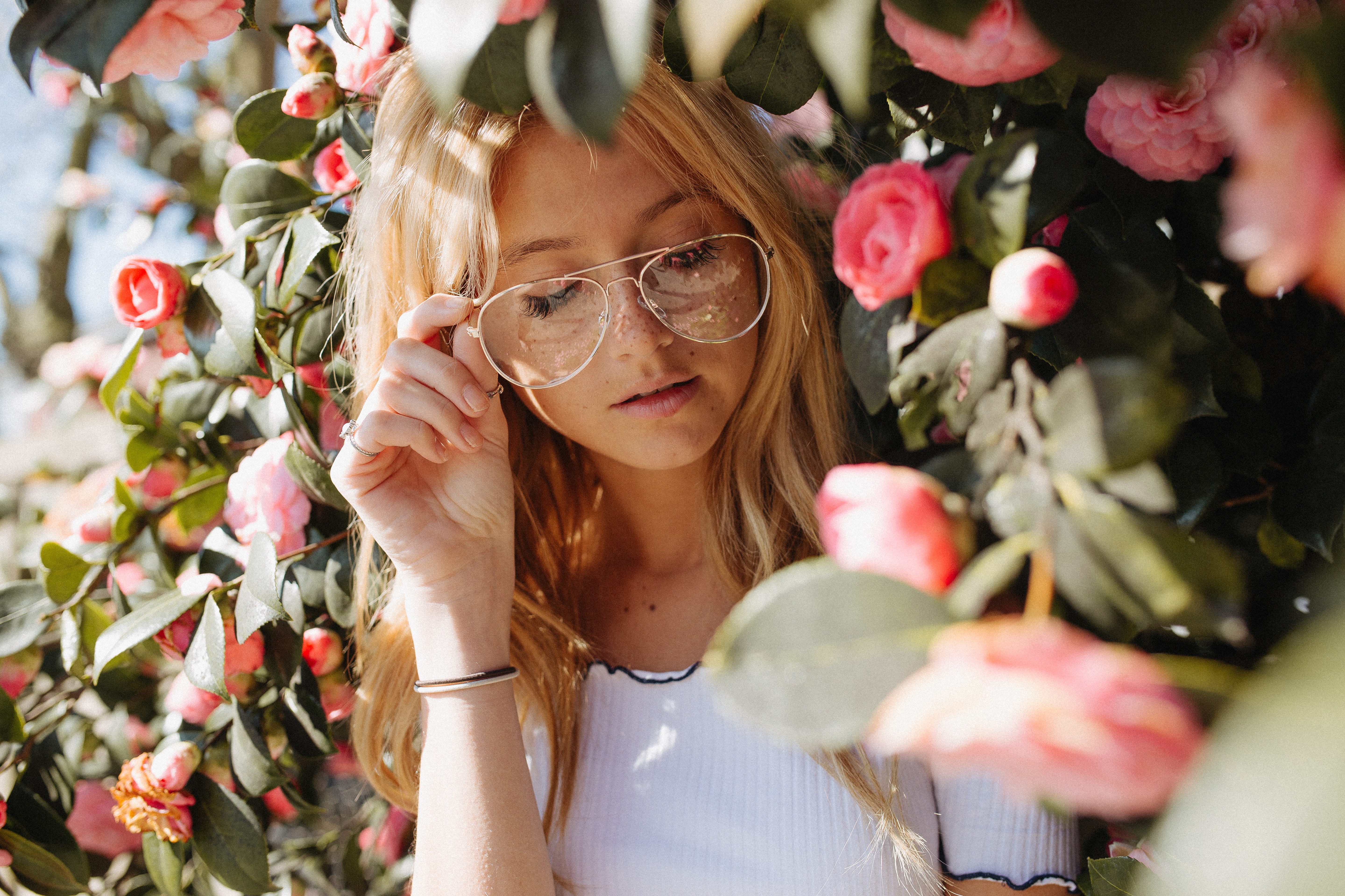 Женщина в очках с цветами