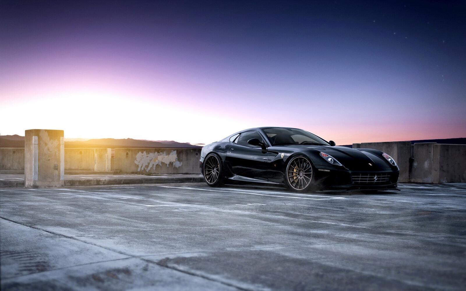 免费照片黑色法拉利 599 跑车，轮毂采用酷炫的辐条式设计。
