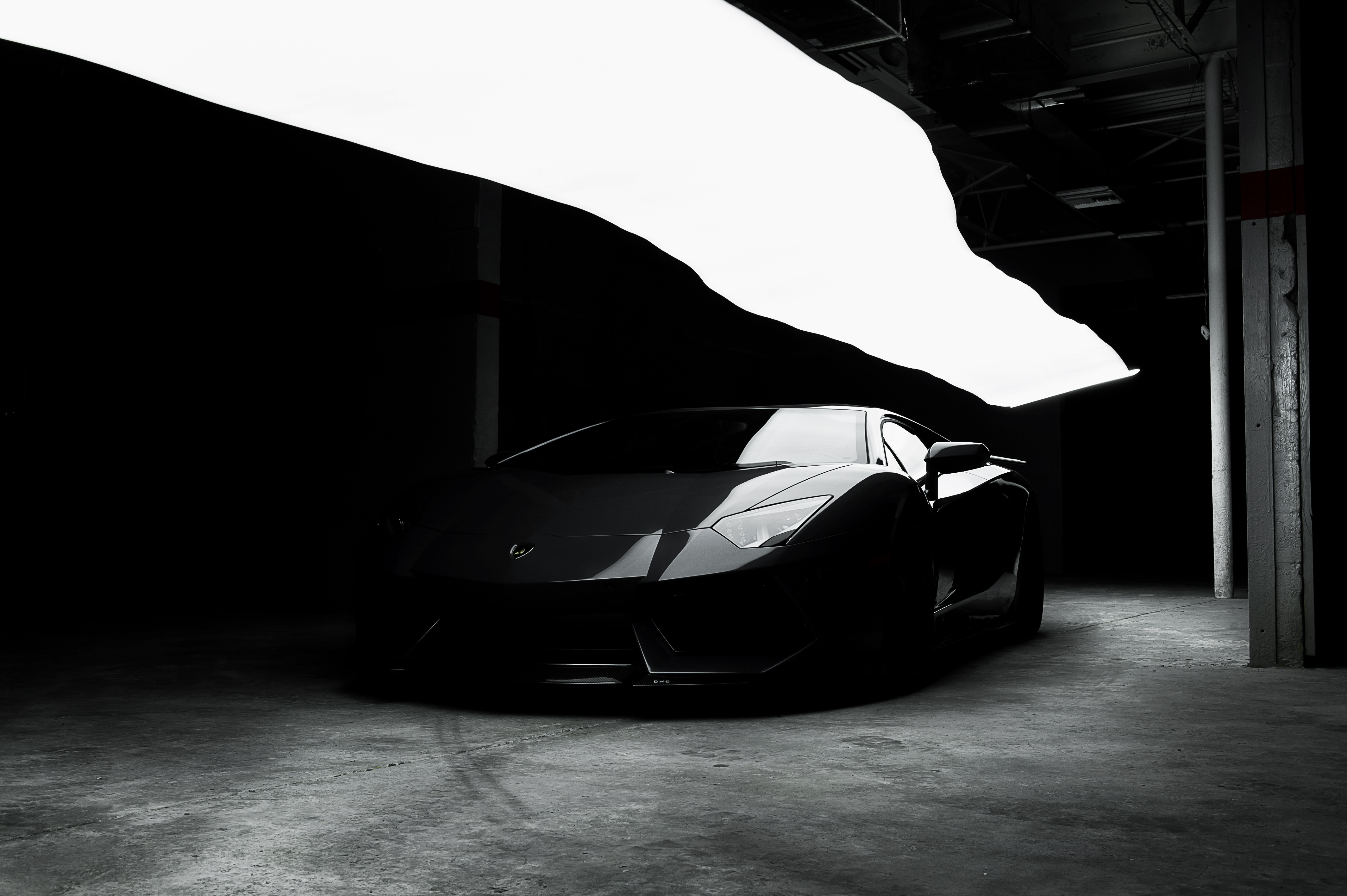 免费照片黑色的2021年兰博基尼Aventador在阴凉处。