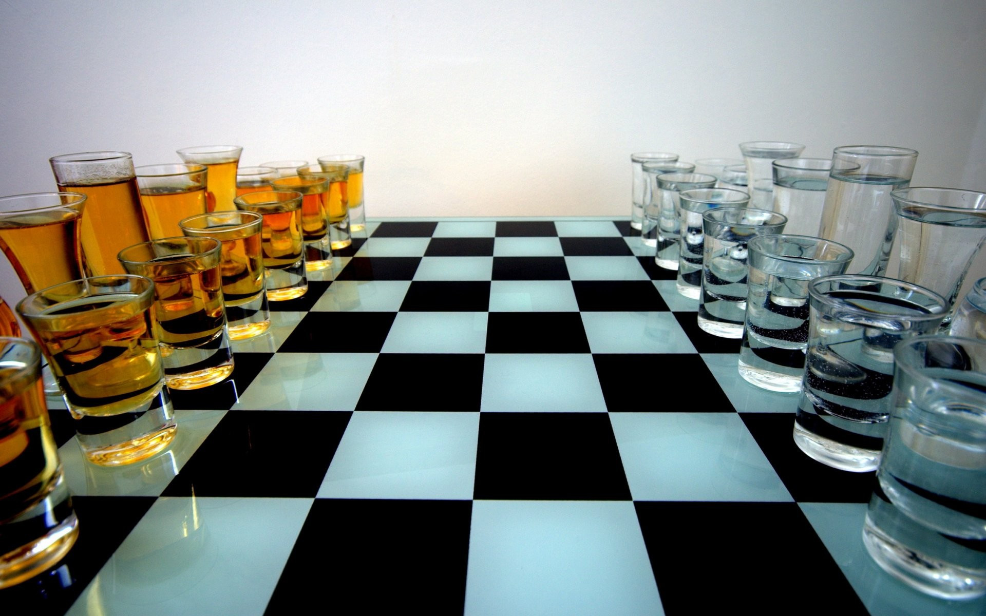 Фото бесплатно доска, шахматы, рюмки