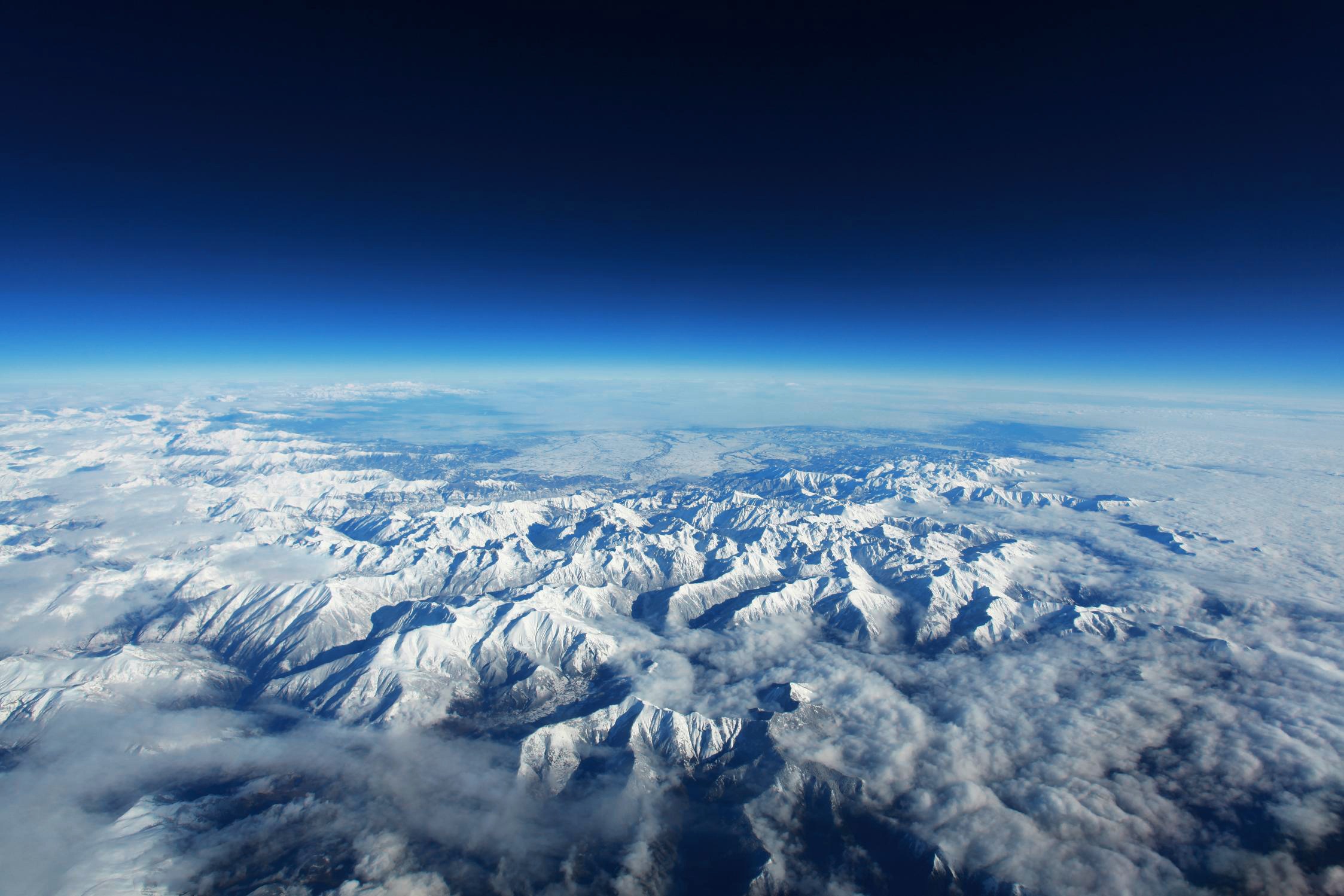 Вид на снежные вершины из космоса