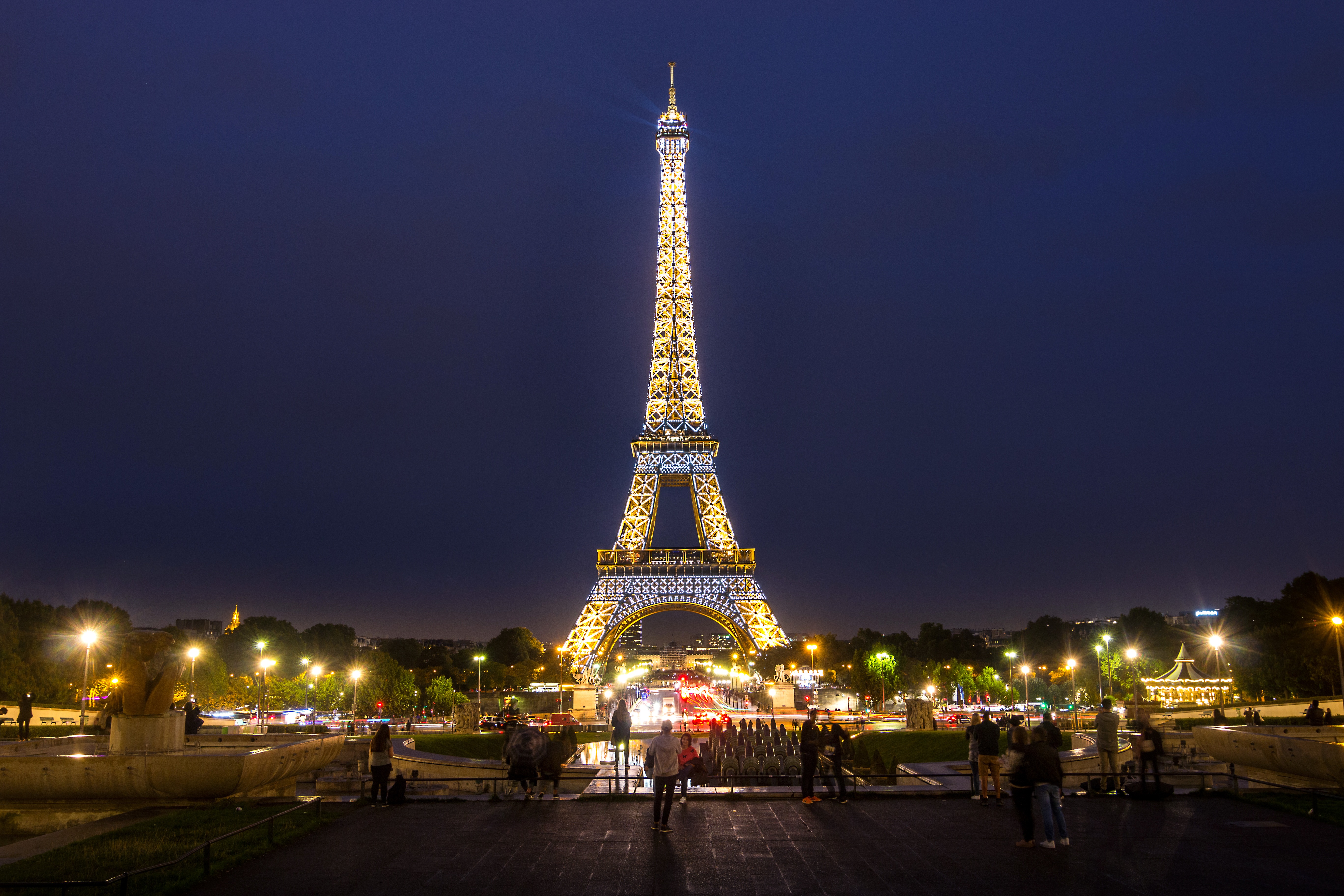 Free photo Luminous Eiffel Tower in the evening