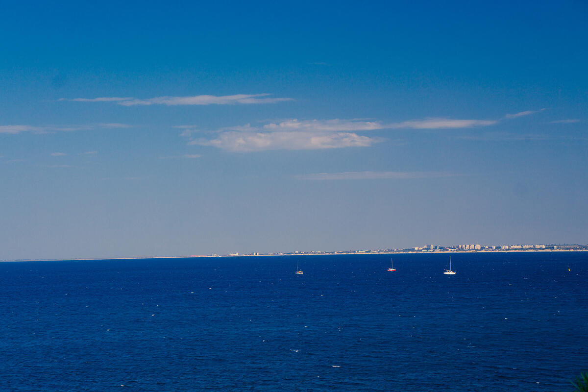 Лодки плывущие у побережья черного моря