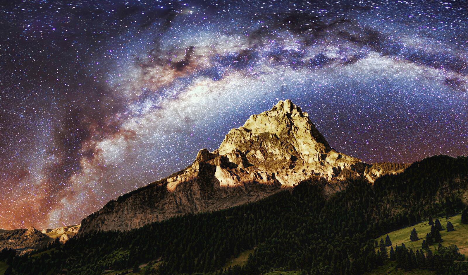 Бесплатное фото Млечный путь над вершинами гор