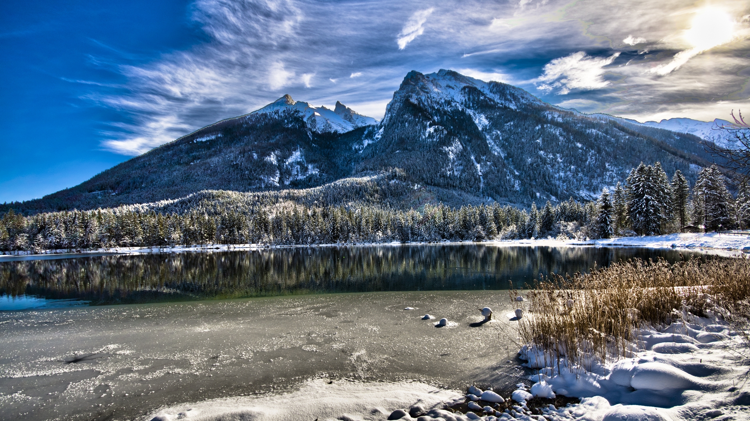 免费照片山中湖泊，湖岸结冰