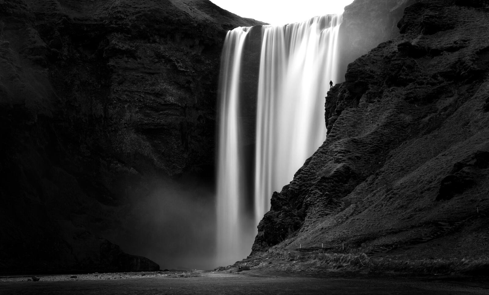 Free photo Monochrome photo with a waterfall
