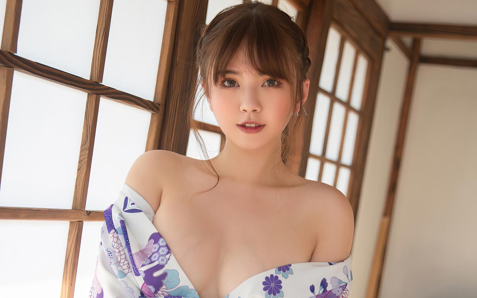Бесплатное фото Китаянка Чжан Сы Юнь, опустив с плеч шелковый халатик, приоткрыла грудь