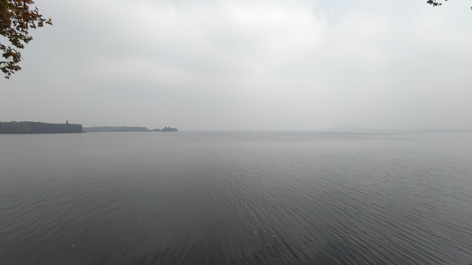 Бесплатное фото Большое озеро за окном