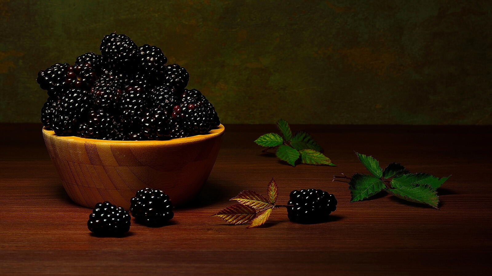 Free photo Still life blackberries on the table.