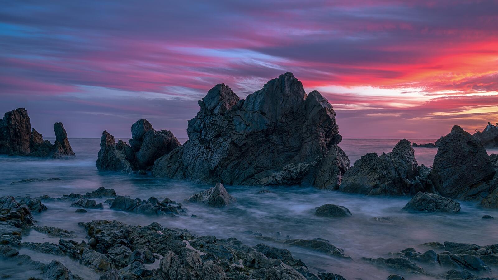 Бесплатное фото Скалы в воде на закате