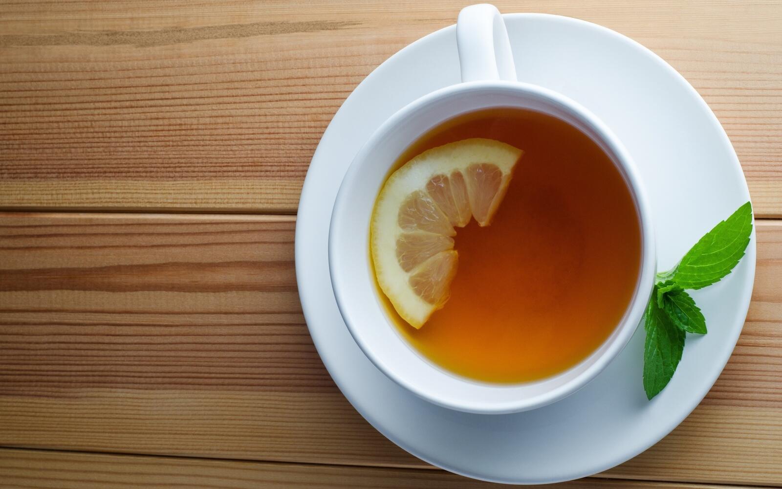 Free photo A cup of tea with a slice of lemon