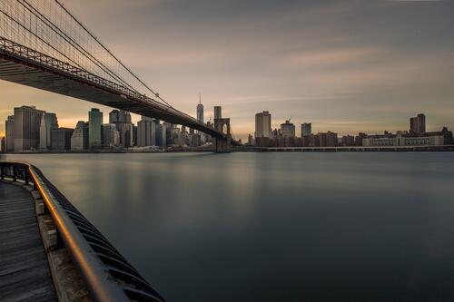 Бруклинский мост в пасмурную погоду