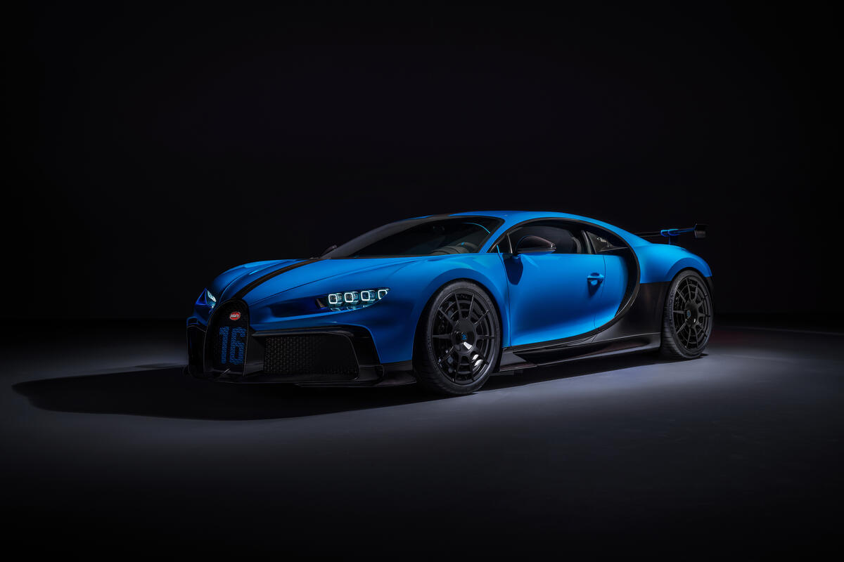 Синяя bugatti chiron pur sport 2020 года на темном фоне