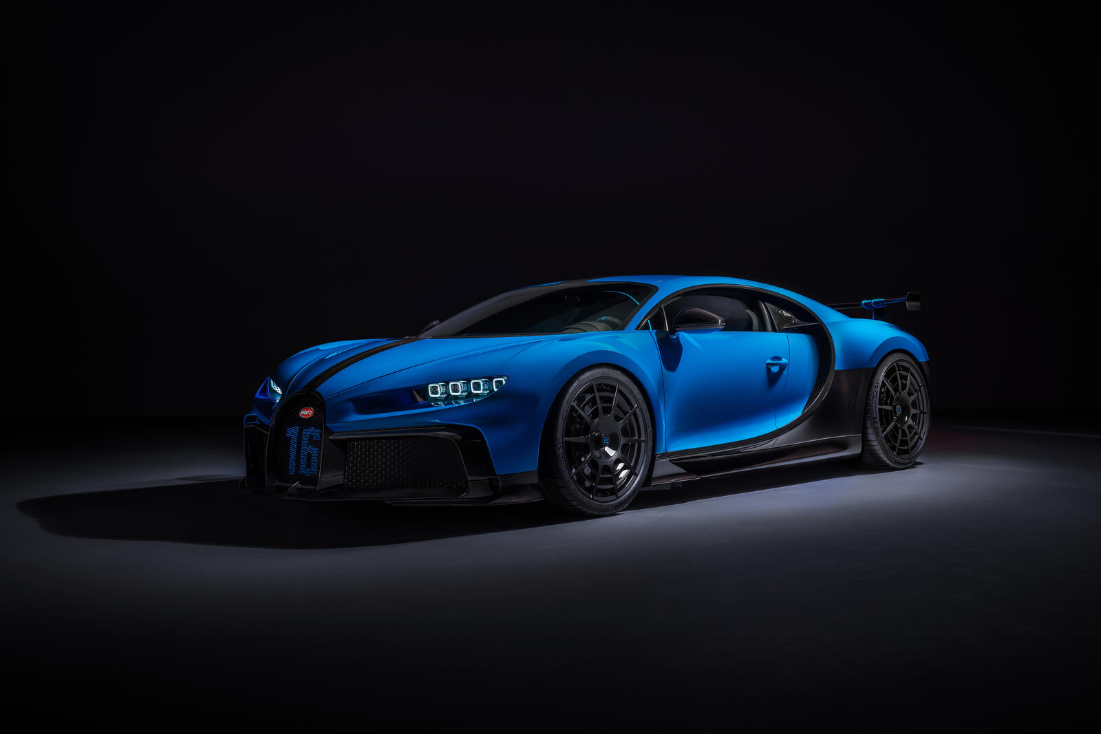 Бесплатное фото Синяя bugatti chiron pur sport 2020 года на темном фоне