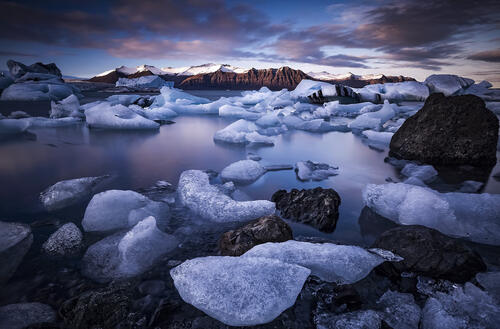 Тающий лет на берегу ледяной лагуны в Исландии
