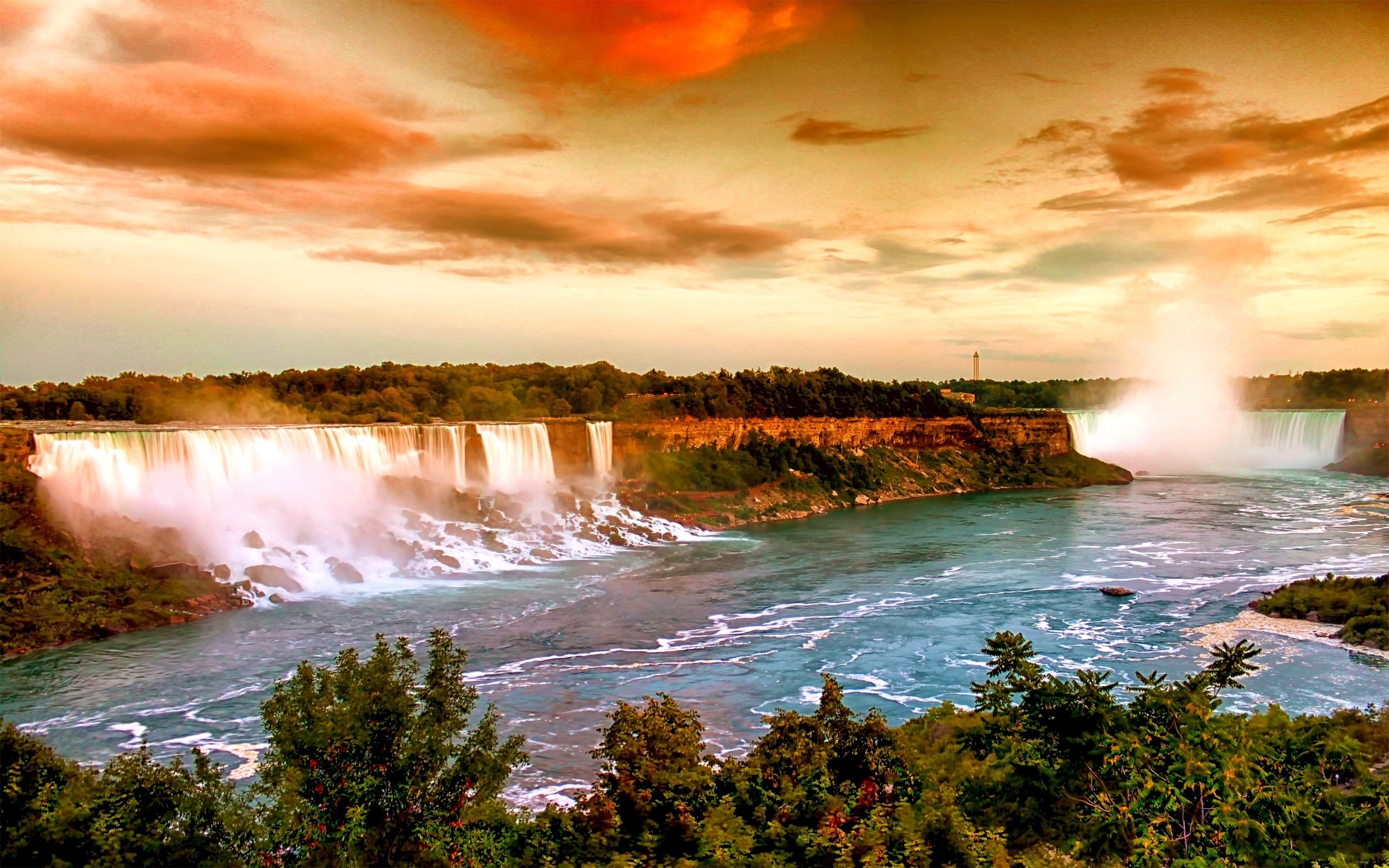 Бесплатное фото Красивый водопад на закате