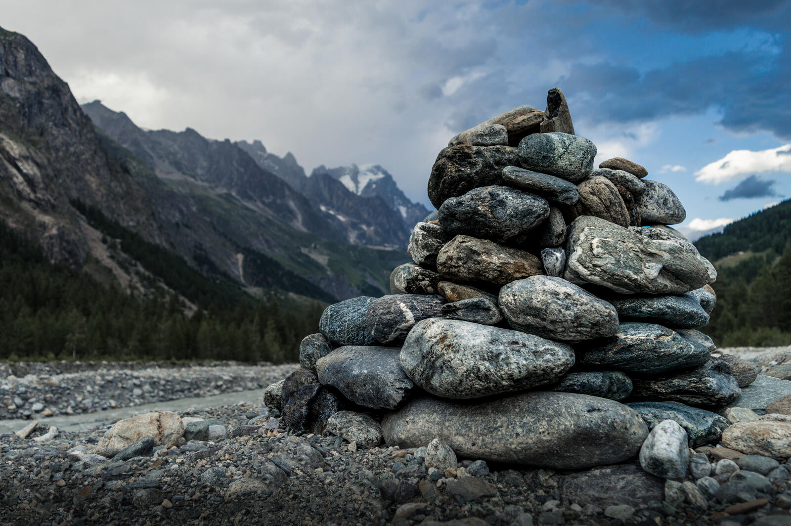 Бесплатное фото Башня из речных камней в горной местности
