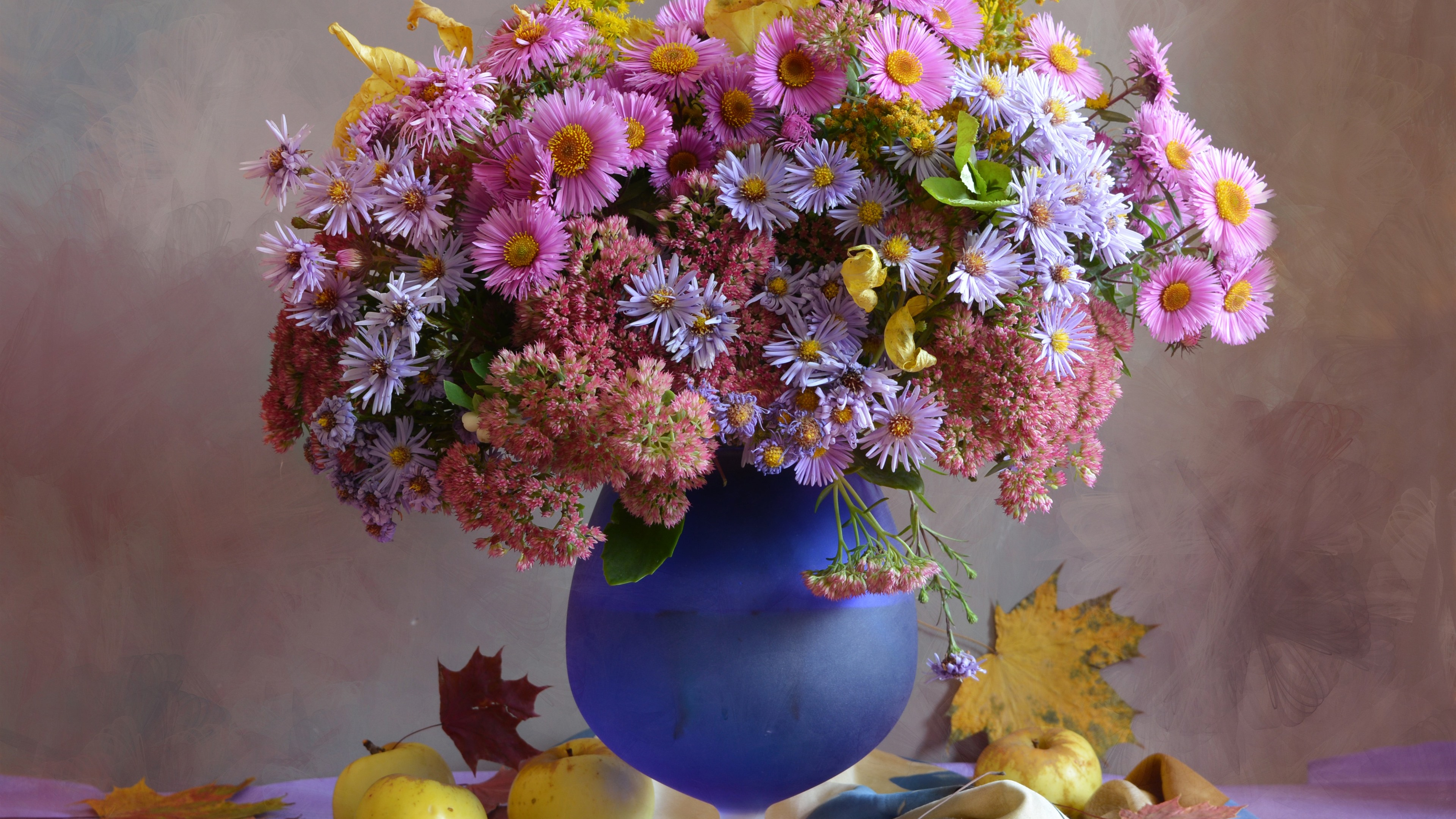 Красивый букет цветов астр в синей вазе