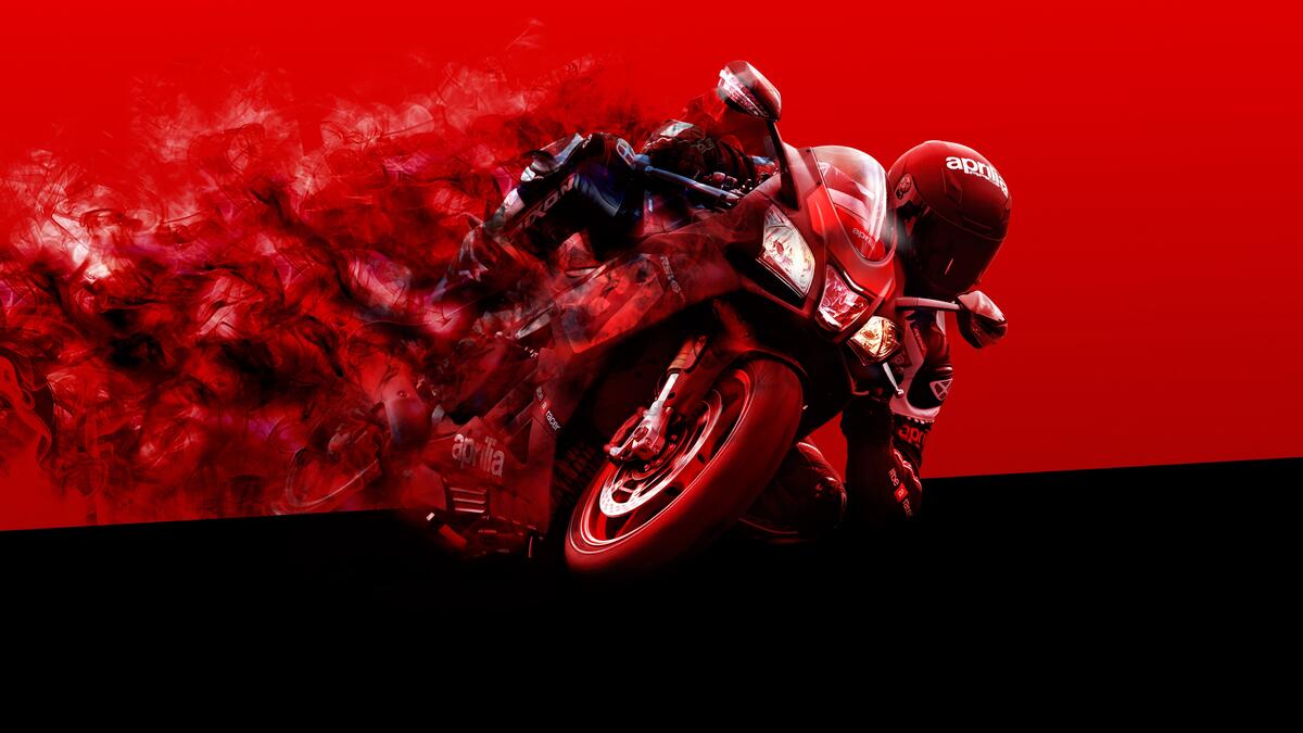 Байкер на спортивном мотоцикле на красном фоне