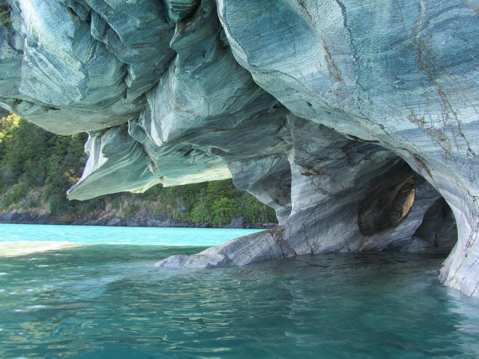 Free photo A flooded cave by the blue water of the sea