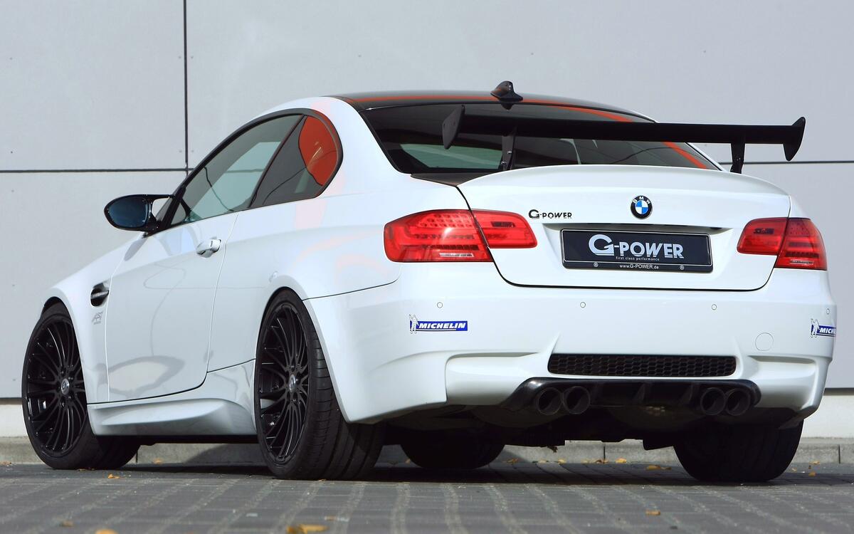 BMW M3 RS вид сзади
