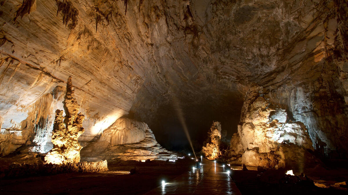 Большая Скалистая пещера с освещением