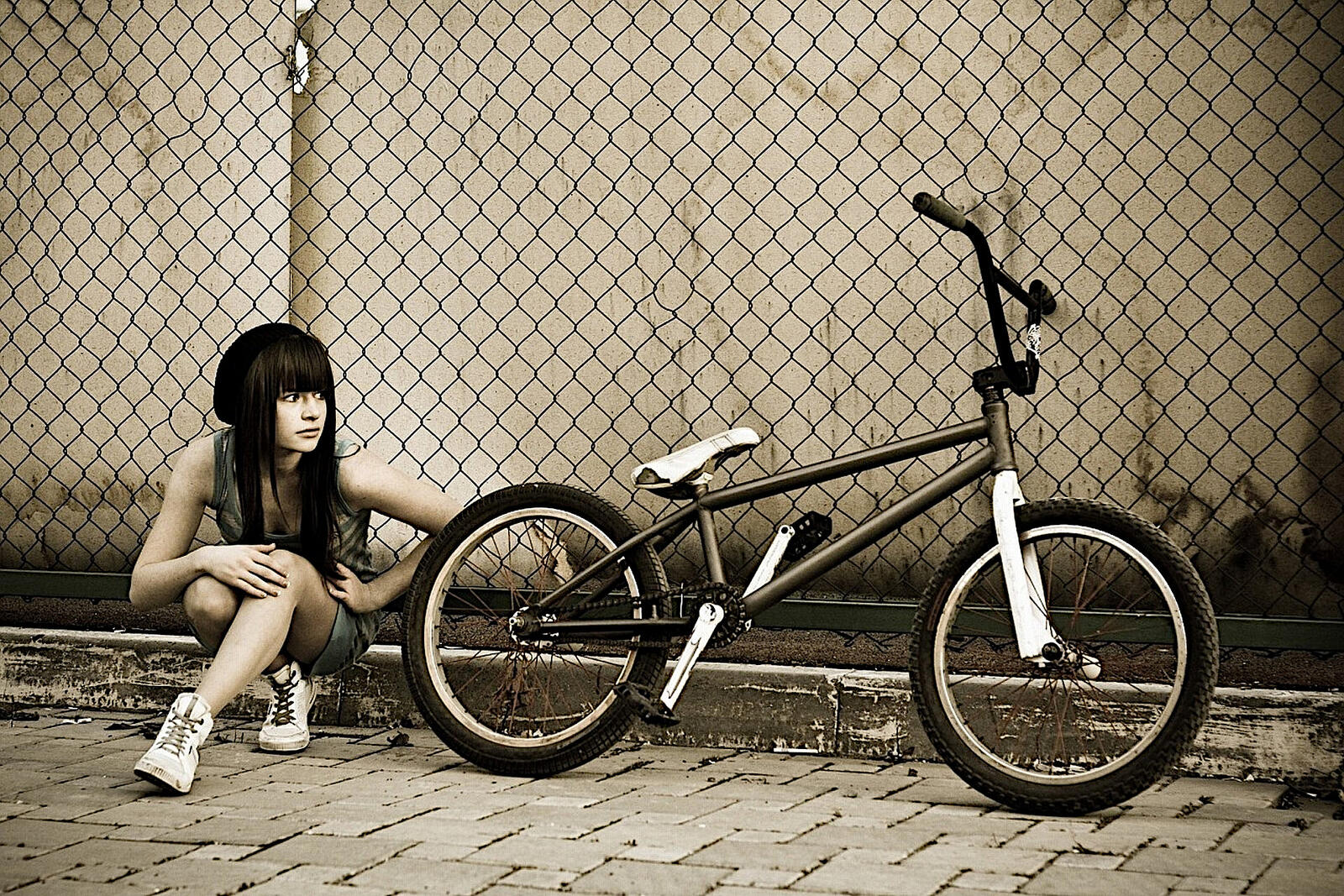 Free photo A young girl with a bmx