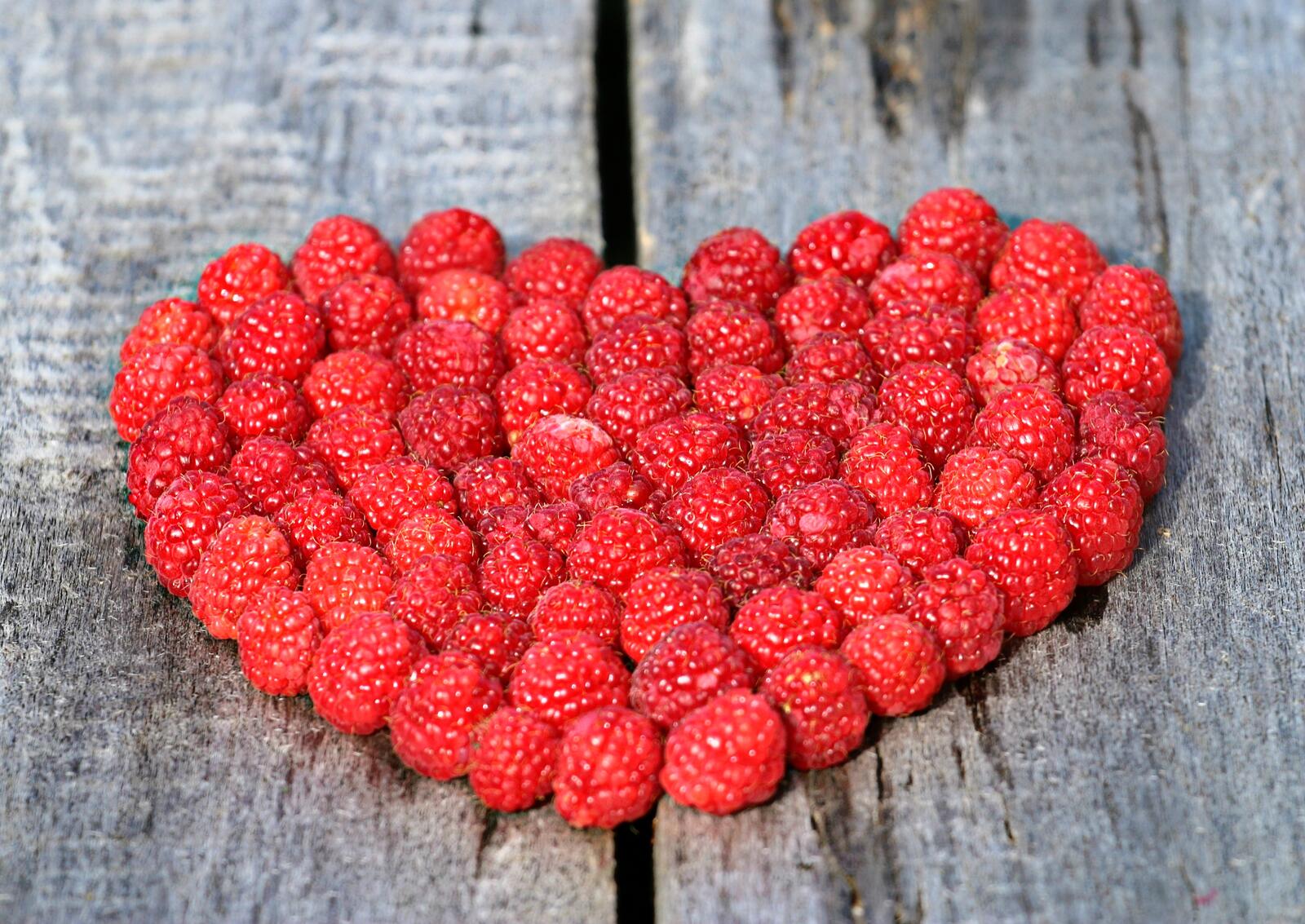 Free photo Raspberries in the shape of a heart.