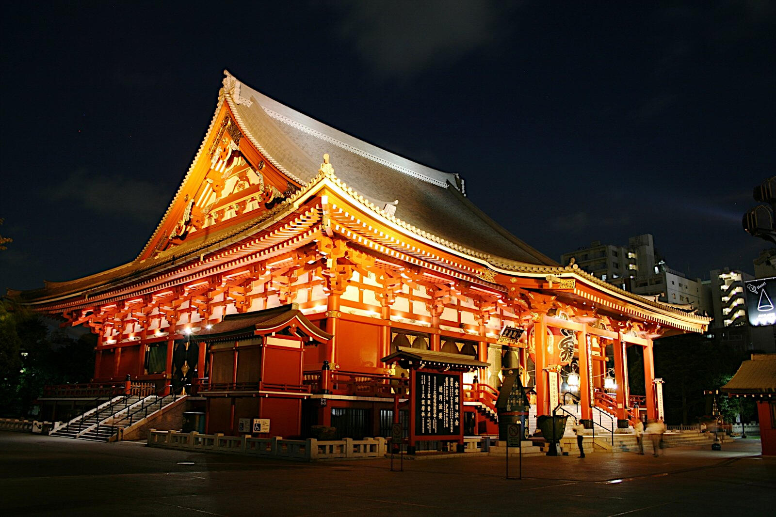 Бесплатное фото Японское светящееся здание
