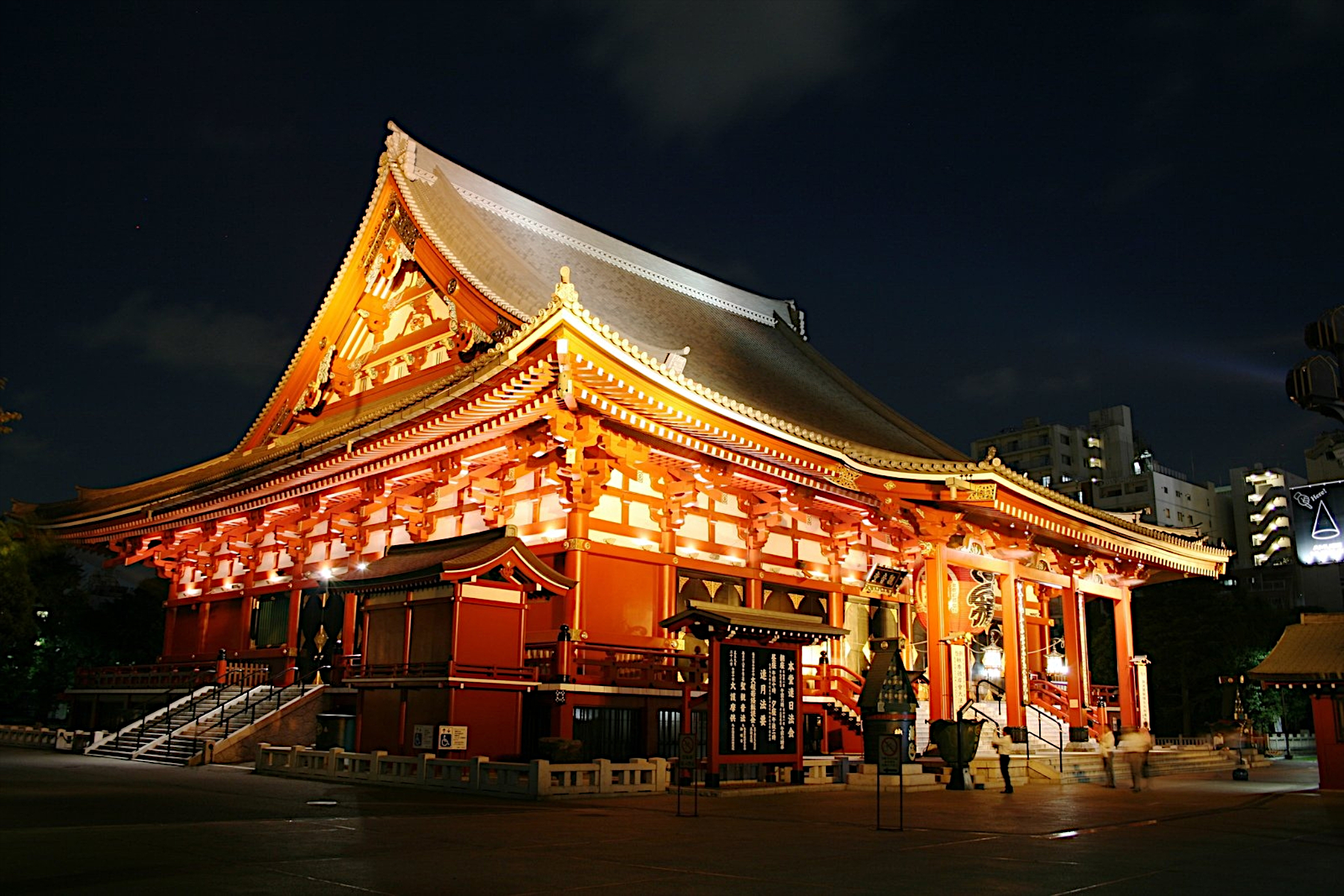 Free photo Japanese luminous building