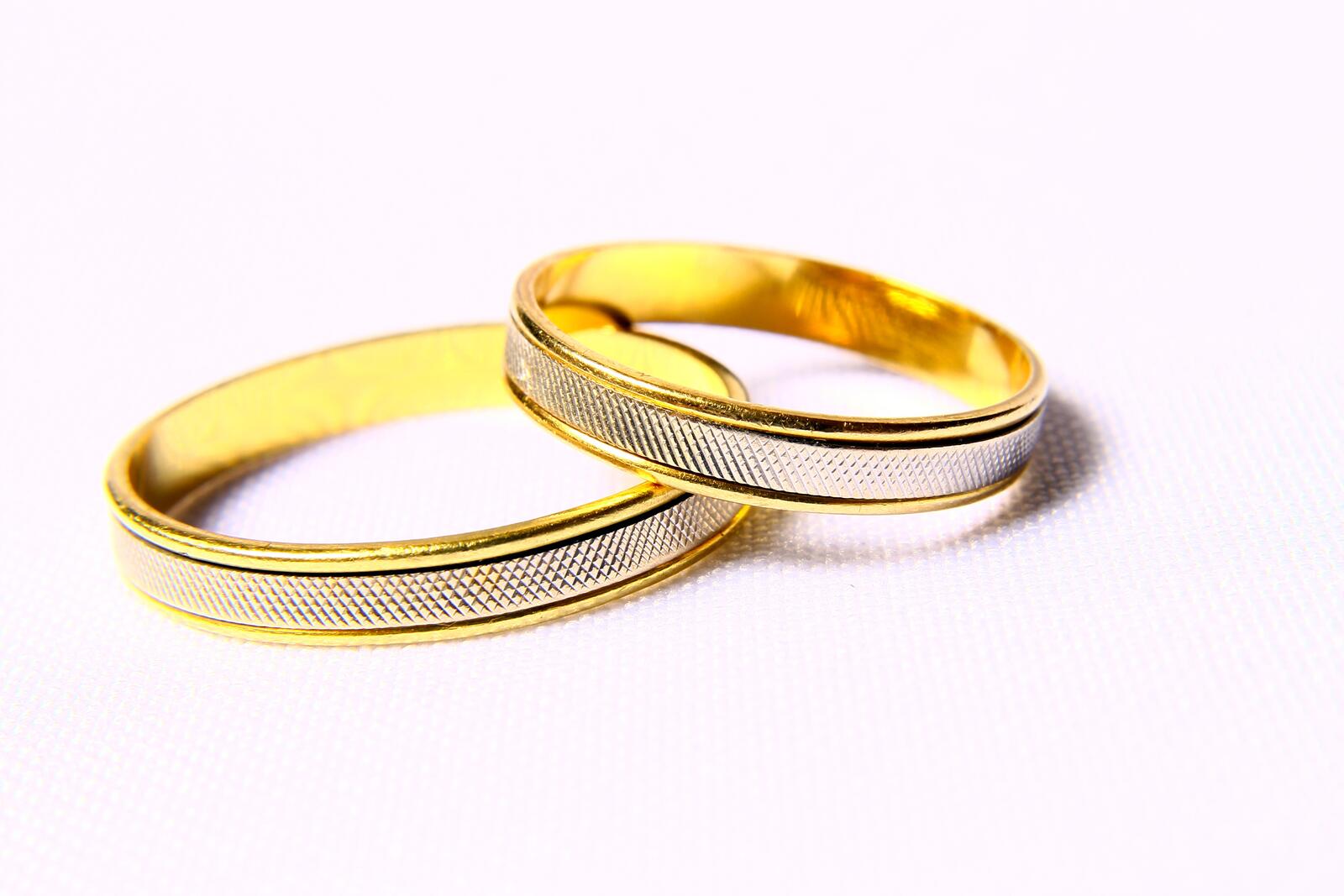 Бесплатное фото Два обручальных кольца на белом фоне