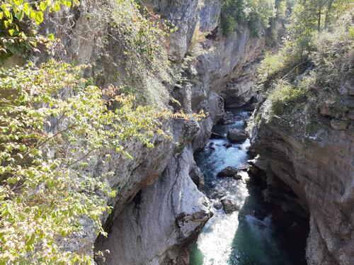 Горная река протекает в маленьком ущелье скал