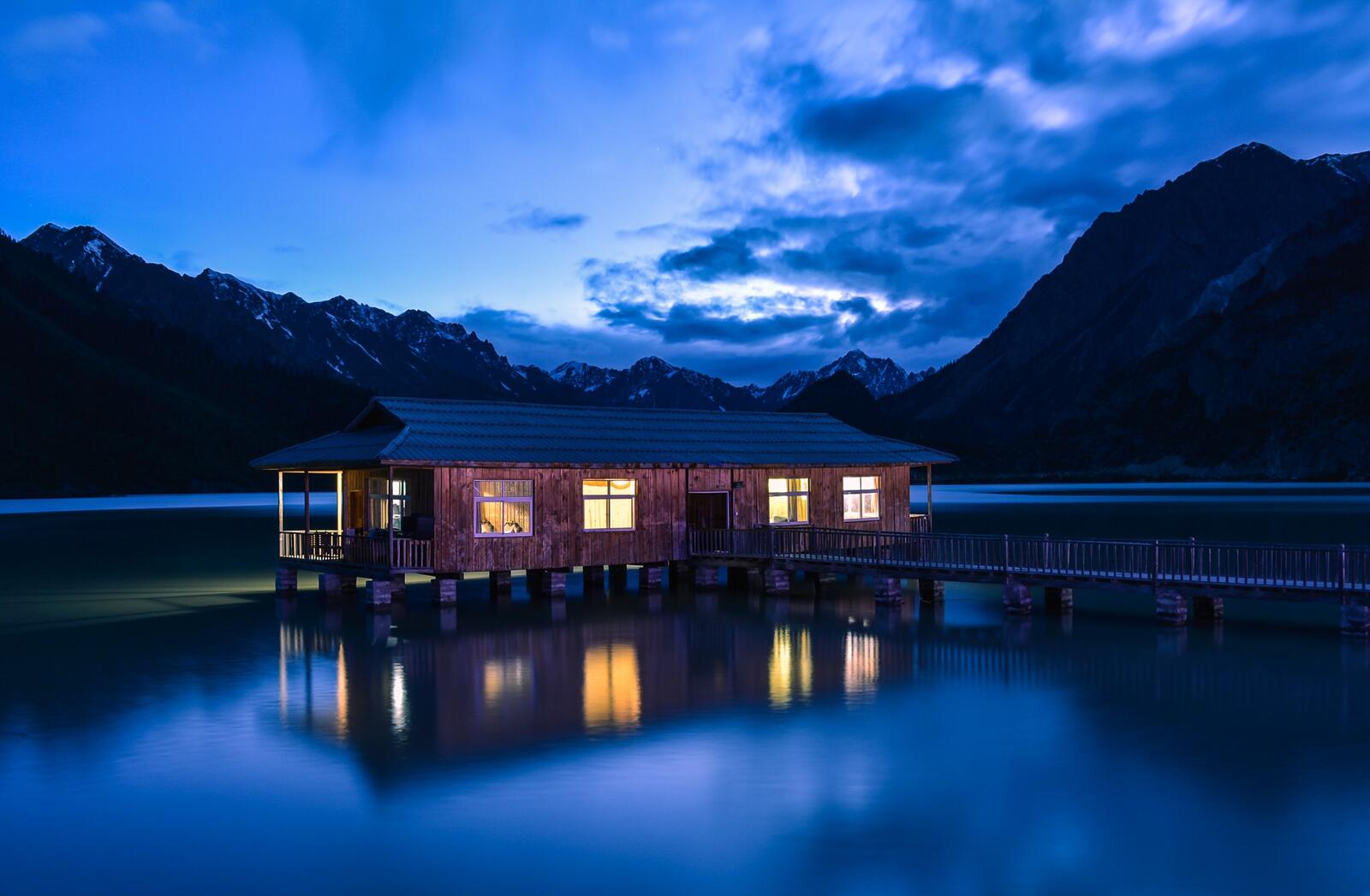 免费照片建在湖边的游客小屋