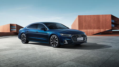 Audi a7l 55 tfsi quattro s line in blue color
