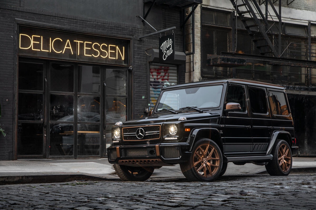 Mercedes G Class black with gold rims