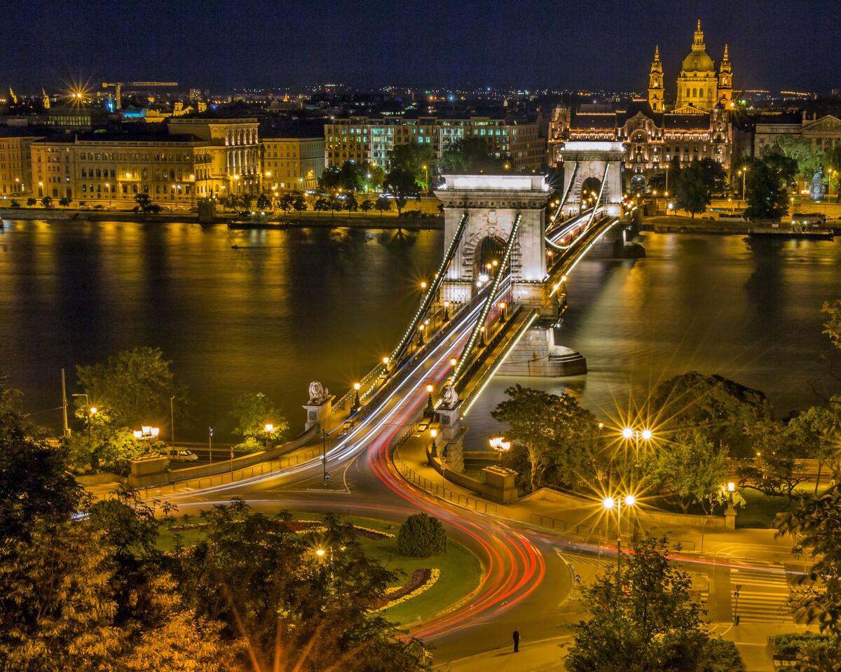 Ночной мост через реку в Будапеште