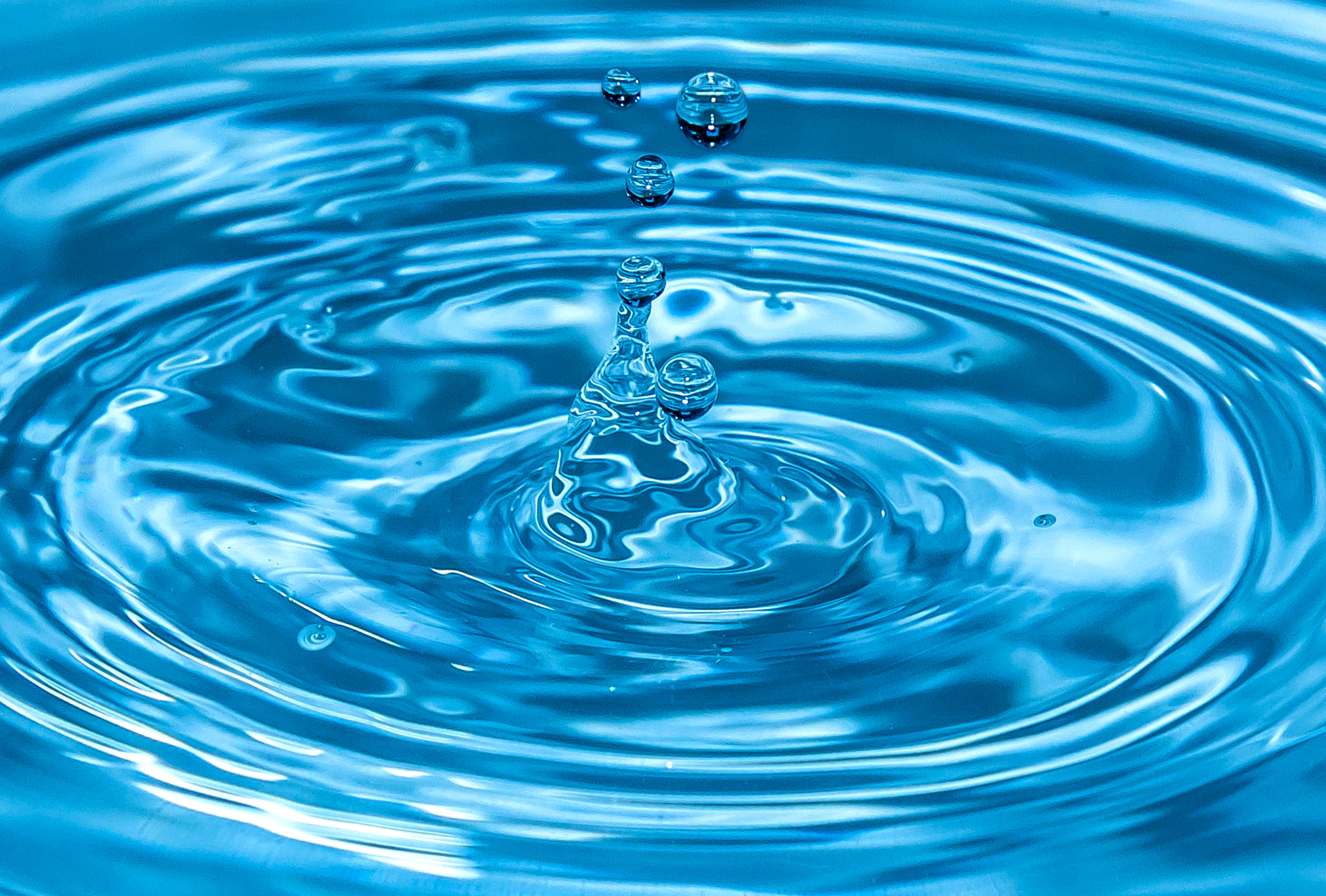 Бесплатное фото Капля голубой воды