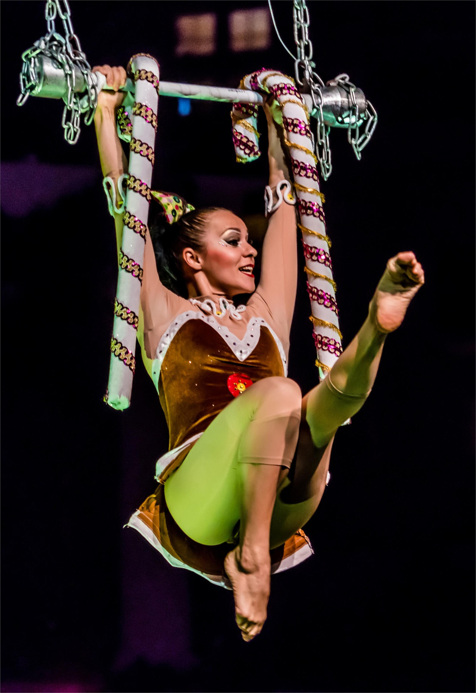Обои цирк представление гимнастка на рабочий стол