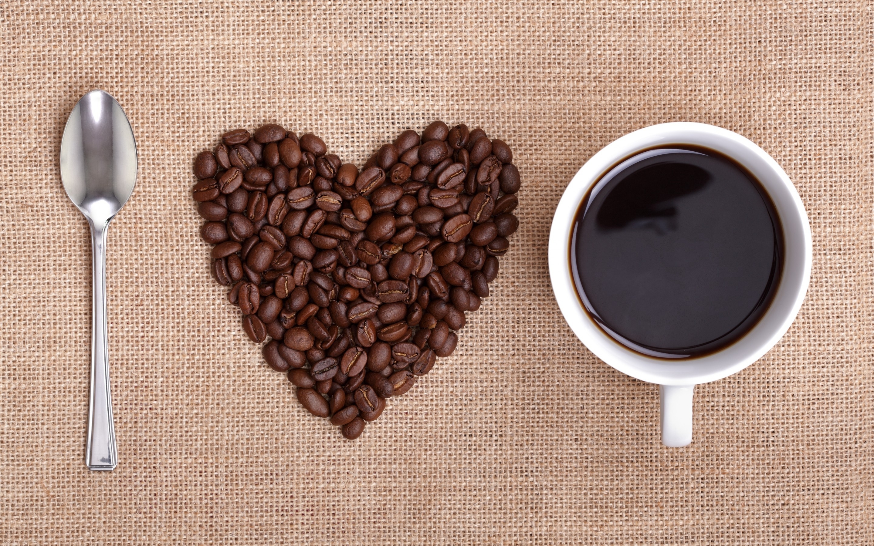 Чашка кофе с зернами кофе в виде сердечка