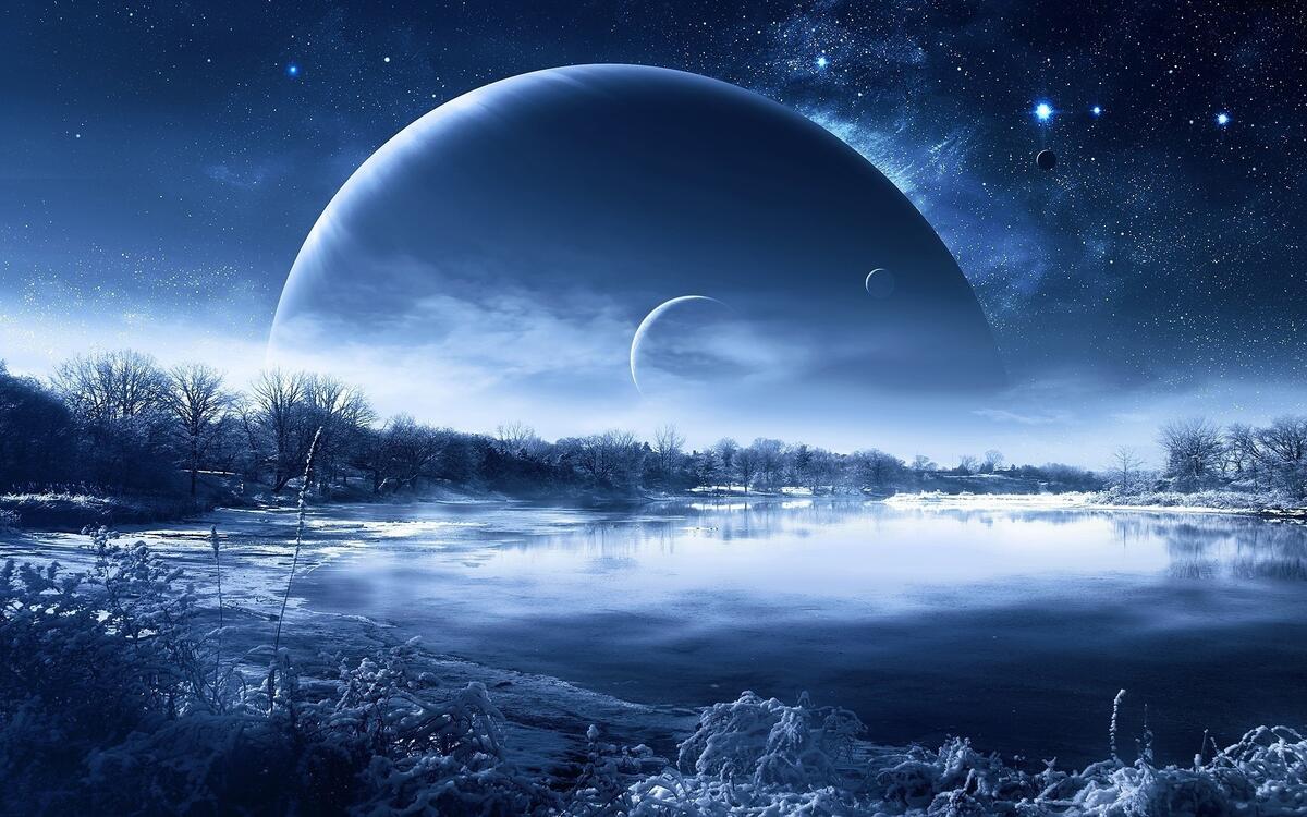 Большая фантастическая луна видна на фоне ночного озера