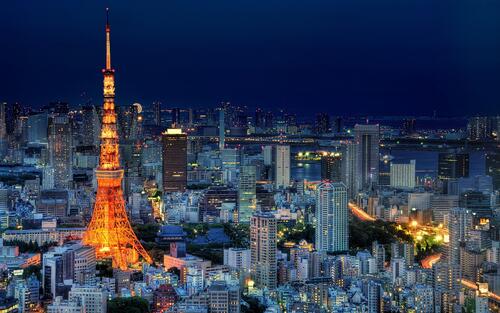 Ночная Япония с освещенной токийской башней