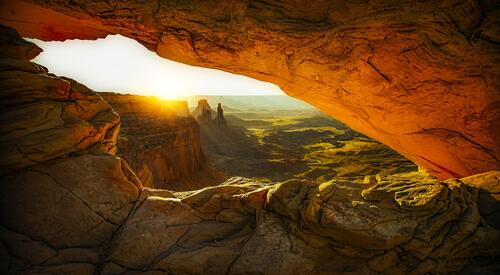 Пещера с видом на каньон на закате