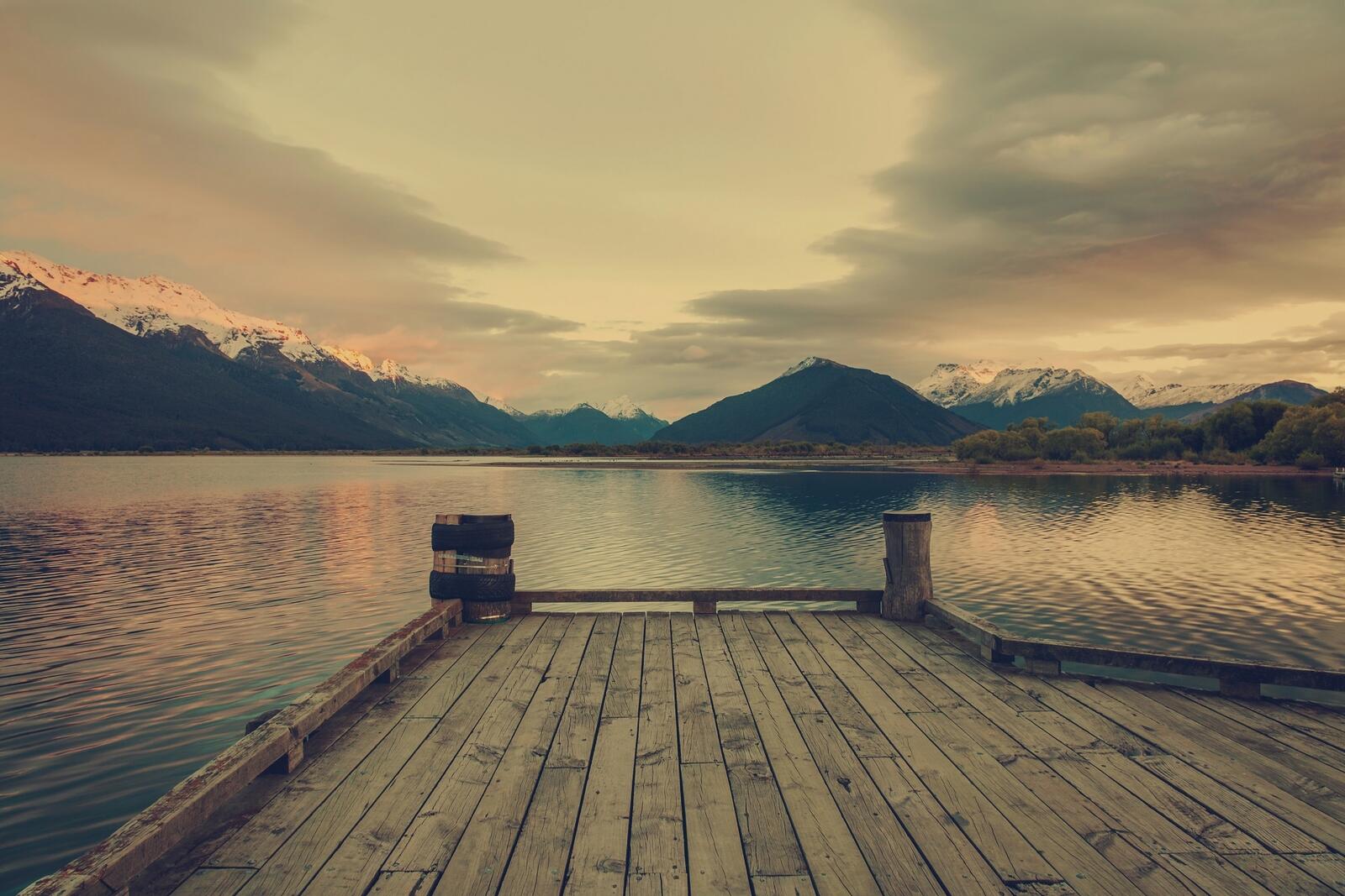 Бесплатное фото Большой деревянный мост на озере
