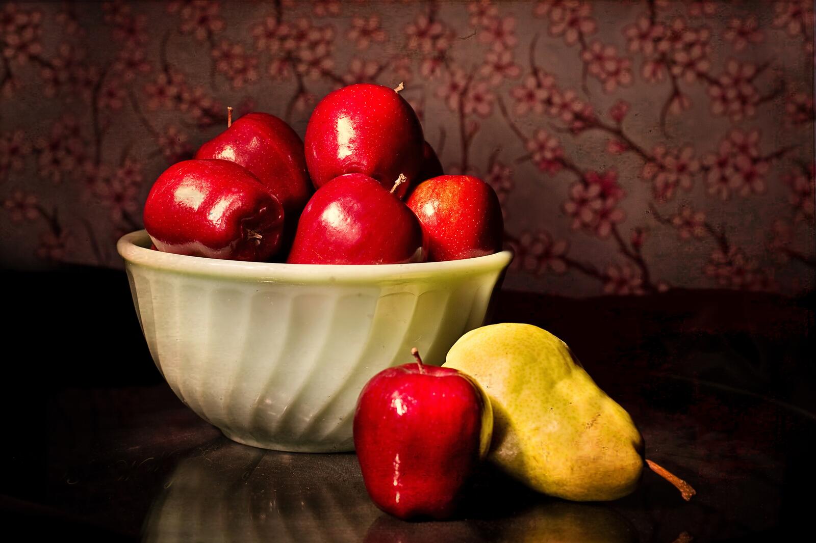 Бесплатное фото Яркие красные яблоки на столе