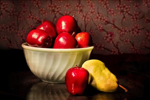 Яркие красные яблоки на столе