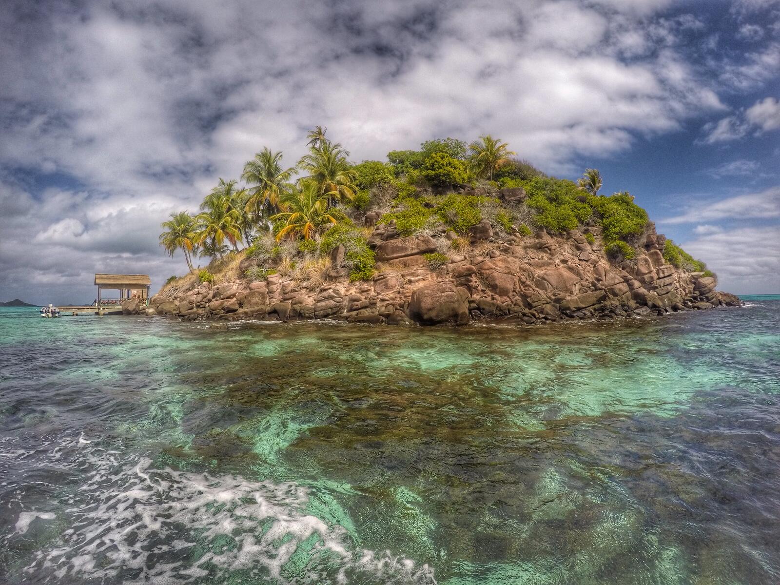 免费照片海洋中的一个小岛
